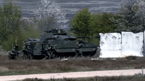 CV90 có khả năng cơ động cao (kể cả ở các vùng cận Bắc Cực), khả năng bảo vệ và hỏa lực tương đối tốt. Động cơ được sử dụng trên CV90 là động cơ diesel Saab Scania DS14 (dòng Scania V8), có công suất 550 mã lực, cung cấp cho xe tốc độ đường nhựa lên tới 70 km/h. Dự trữ nhiên liệu hành trình tối đa của CV90, không vượt quá 320 km (BMP-3 của Nga là 600 km).