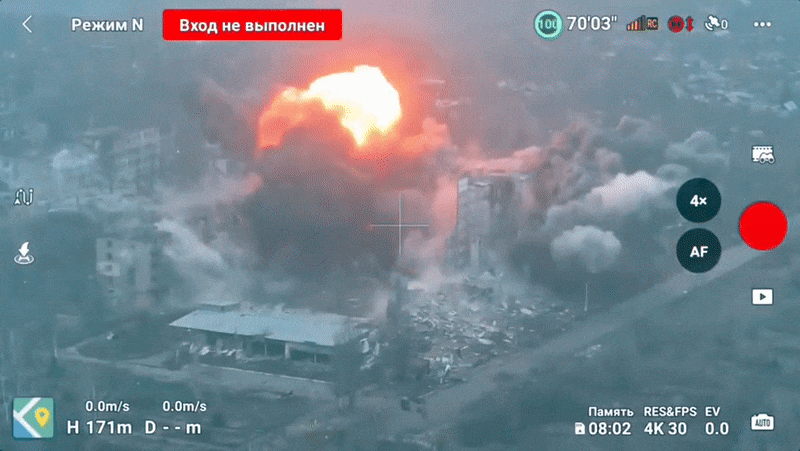 Một đoạn video đã xuất hiện trên mạng, cho thấy một quả bom FAB nặng 3 tấn, được máy bay Su-34 của Nga thả xuống một trong những khu phố đang giao tranh. Vụ nổ mạnh gần như không để lại cơ hội nào cho đối phương, và các bức tường của các tòa nhà chung cư, dù dày đến mấy, cũng không thể bảo vệ họ an toàn. (nguồn ảnh Military Review, Sputnik, Ukrinform).