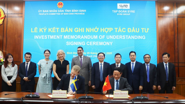 Tháng 4/2025, UBND tỉnh Bình Định và Tập đoàn Syre đã ký kết biên bản ghi nhớ hợp tác triển khai dự án. Ảnh: Cổng thông tin điện tử UBND tỉnh Bình Định. le-ky-ket-ban-ghi-nho-hop-tac-dau-tu.jpg