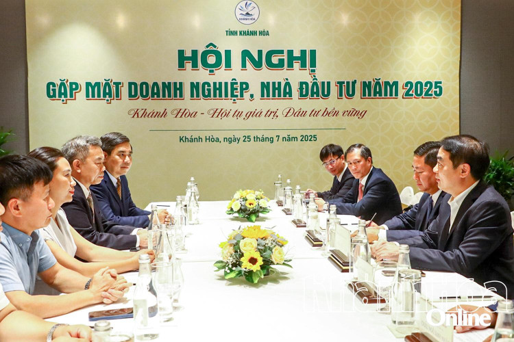 Lãnh đạo tỉnh trao đổi với doanh nghiệp về cơ hội của Khánh Hòa tại Hội nghị gặp mặt doanh nghiệp, nhà đầu tư năm 2025. gm1-20250810130733-20250810193403-1.jpg
