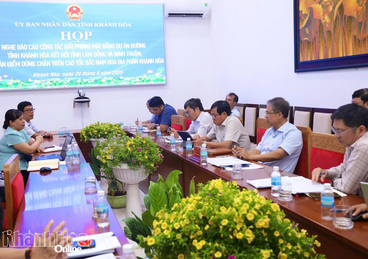 Đồng chí Trần Hòa Nam chủ trì cuộc họp. 564fed4a9aa412fa4bb5-20250820125431.jpg