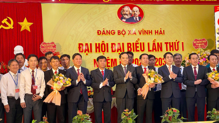 Ông Trần Lưu Quang – Bí thư Trung ương Đảng, Trưởng Ban Chính sách, Chiến lược Trung ương chúc mừng Ban chấp hành Đảng bộ xã Vĩnh Hải ra mắt. z6848400226201-b846a145b7e137422cc4d1a8cba3e501.jpg