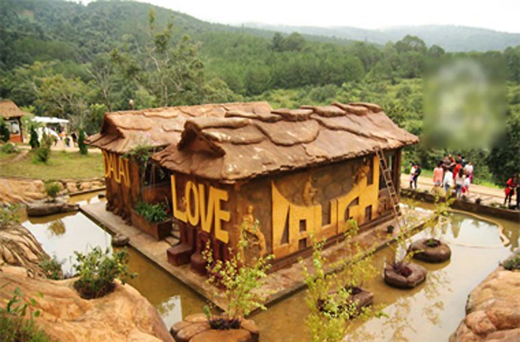 Ngôi làng bằng đất sét kỳ dị ở Đà Lạt