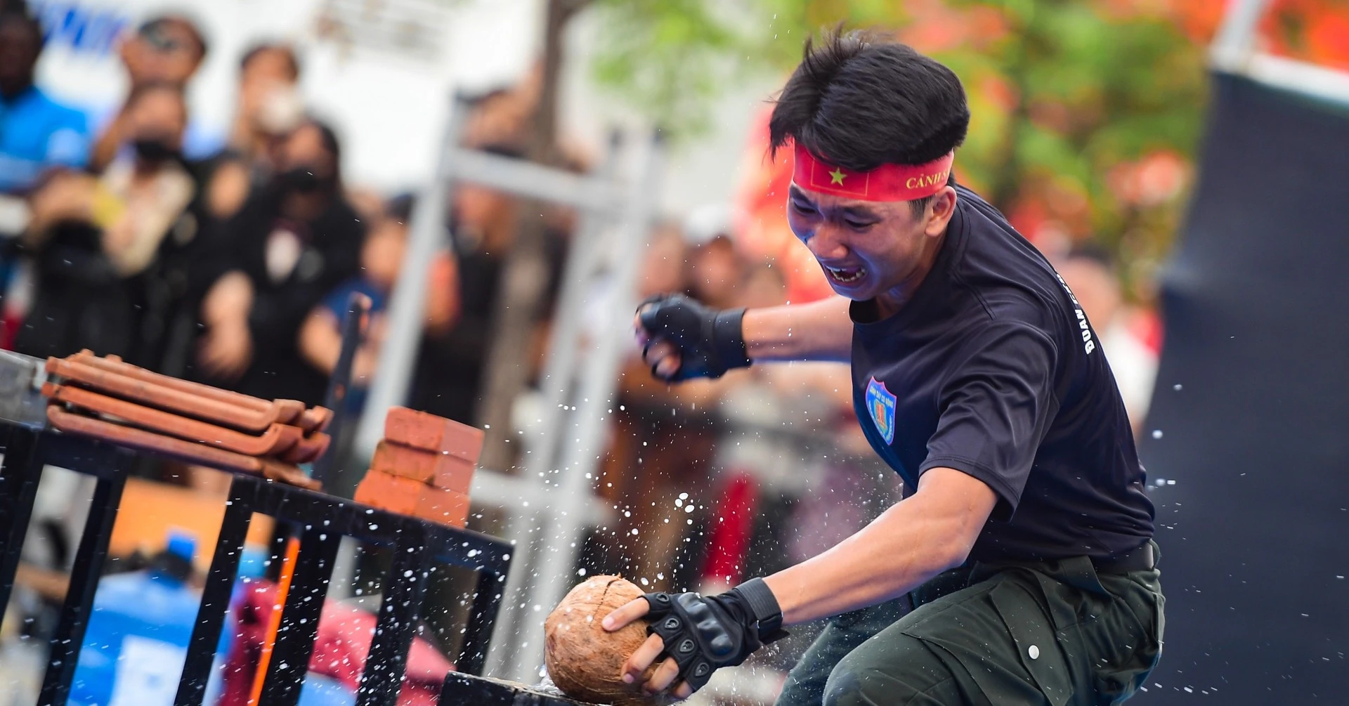 Xem cảnh sát trình diễn nội công trên đường phố