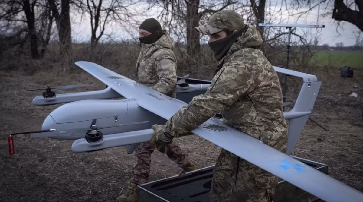 Ví dụ, đội vận hành Pantsir có thể ưu tiên tên lửa tiểu hình cho các mục tiêu nhỏ hơn như UAV, dành tên lửa lớn hơn cho các mối đe dọa có giá trị cao như trực thăng hoặc tên lửa hành trình. Ảnh: @UAWire.