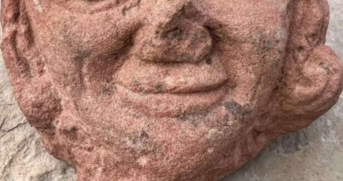 Chiếc đầu đá chạm khắc này cũng có một chiếc mũi bị gãy, điều này có thể tượng trưng cho một hành động phá hoại biểu tượng có chủ ý, nhưng cũng có thể chỉ đơn giản là kết quả của một tai nạn. Bất kể hoàn cảnh nào dẫn đến việc chiếc đầu này xuất hiện, phát hiện này vẫn là độc nhất vô nhị ở địa điểm tính tới thời điểm hiện tại. Ảnh: @Katie Joss.