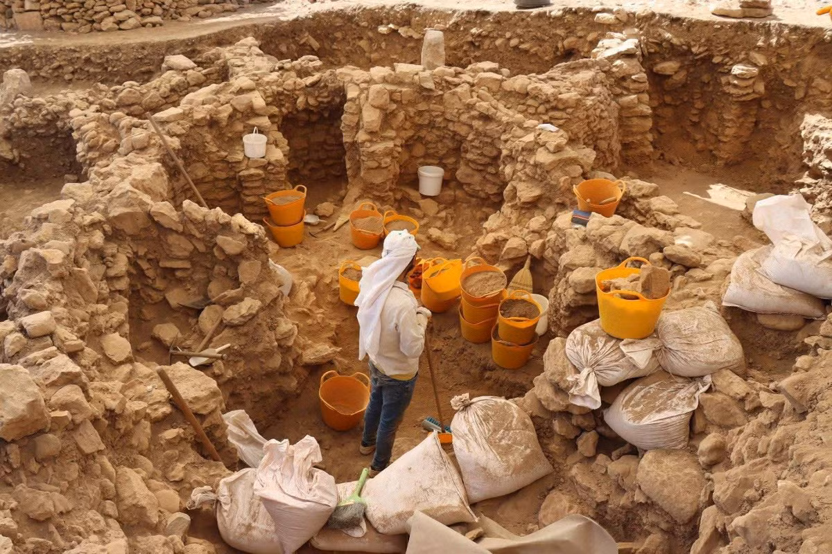 Trong quá trình khai quật tại khu định cư Sayburç, một phần của dự án Đồi Đá ở Şanlıurfa, Thổ Nhĩ Kỳ, các chuyên gia đến từ Viện Nghiên Cứu Khảo Cổ Học Thổ Nhĩ Kỳ tìm thấy hiện vật cổ quái dị, đầy tính bí ẩn. Ảnh: @Viện Nghiên Cứu Khảo Cổ Học Thổ Nhĩ Kỳ.