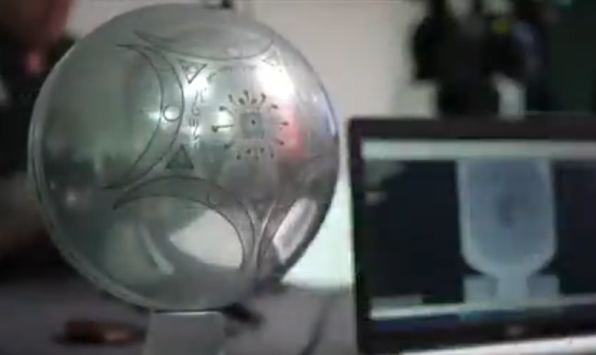 Khối cầu bí ẩn này có các ký hiệu gợi nhớ đến các chữ viết cổ xưa, chẳng hạn như chữ rune, và các nhà khoa học đang sử dụng trí tuệ nhân tạo (AI) để cố gắng giải mã những chữ viết bí ẩn này. Ảnh: @Julia Mossbridge.