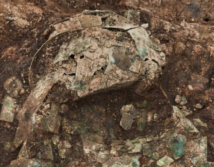 Chiếc vương miện đặt trên hộp sọ của một người thuộc tầng lớp quý tộc sống vào thời Vương quốc Silla. Ảnh: @Cơ quan Di sản Hàn Quốc.