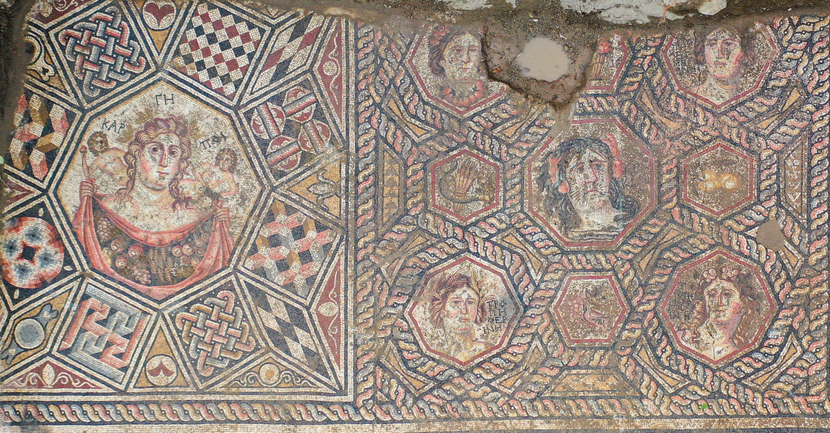 Nàng được đặt trong một tấm bảng bát giác, mỗi cạnh là một hình vuông với họa tiết hình học khác nhau, bao gồm các nút thắt guilloche, đường uốn lượn, bàn cờ, họa tiết harlequin, hình khối 3D, bánh xe, lấp đầy không gian và tạo ra hiệu ứng hình khối lạ mắt. Ảnh: @Bảo tàng İznik.