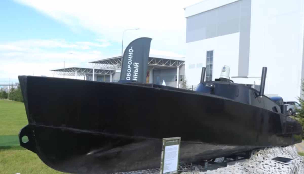 Tàu Murena-300 có tích hợp kênh thông tin liên lạc vệ tinh, hệ thống dẫn đường quán tính; tải trọng lên tới 500 kg; camera có zoom quang học 40x, camera hồng ngoại, camera nhiệt.,...Ảnh: @Naval News.