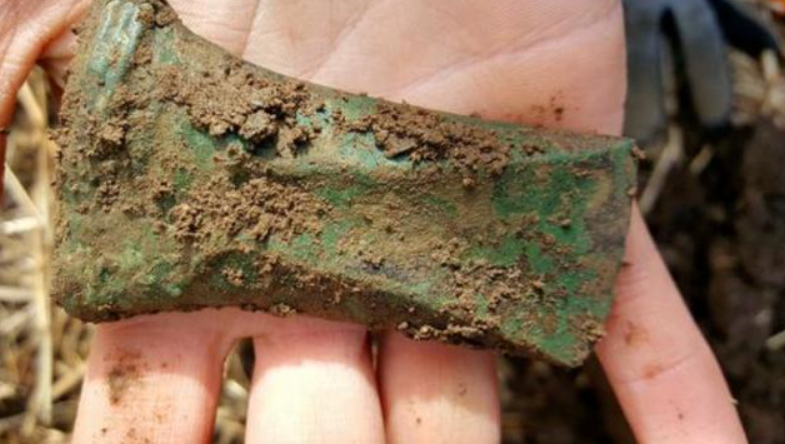 Các nhà khảo cổ học đến từ Bảo tàng Đại học Khoa học và Công nghệ Na Uy (NTNU) và Hội đồng Khu vực Nord-Tröndelag thông báo rằng, trong số các di vật được khai quật trong khu vực này có rất nhiều rìu và đầu giáo, cũng như khuôn đúc, có niên đại từ Thời Kỳ Đồ Đồng. Ảnh: @Bảo tàng Đại học Khoa học và Công nghệ Na Uy.