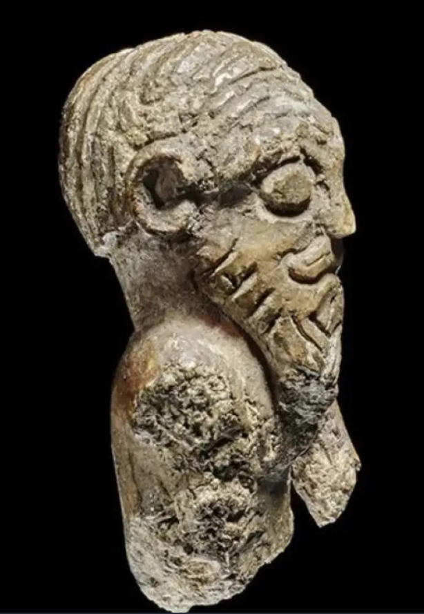 "Thật đặc biệt khi chúng ta có được một bức chân dung sống động về người Viking, thậm chí là một bức chân dung ba chiều. Đây là một bức tượng bán thân thu nhỏ và là bức chân dung gần nhất mà chúng ta có thể có được về người Viking", Peter Pentz, người phụ trách Bảo tàng Quốc gia Na Uy, cho biết trong một tuyên bố. Ảnh: @Bảo Tàng Quốc Gia Na Uy.