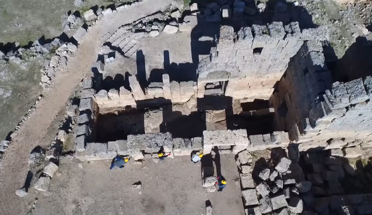 Gần đây, trong quá trình khai quật khảo cổ tại Lâu đài Zerzevan này, nhiều chuyên gia đến từ Bộ Văn hóa và Du lịch Thổ Nhĩ Kỳ khai quật được hàng chục cổ vật lạ. Ảnh: @Bộ Văn hóa và Du lịch Thổ Nhĩ Kỳ.