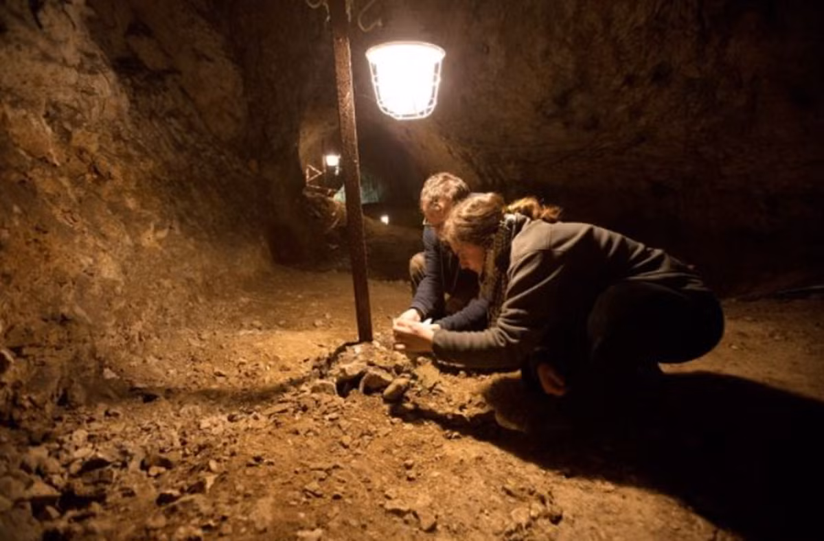 Trong hang động Tunel Wielki, họ đã khai quật được ngôi mộ trẻ em, cụ thể là một bé gái 10 đến 12 tuổi. Ảnh: @Miron Bogacki.