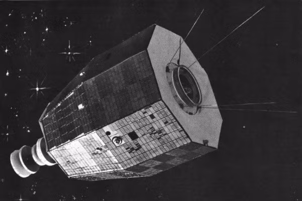 Relay 2 không phải là một vệ tinh bình thường. Nó là một di vật của lịch sử, được phóng lên quỹ đạo vào năm 1964. Vệ tinh này từng đóng một vai trò quan trọng trong việc truyền hình trực tiếp Thế vận hội Tokyo cùng năm, một kỳ tích công nghệ thời bấy giờ. Tuy nhiên, chỉ sau 3 năm hoạt động, vào năm 1967, nó đã bị hỏng hóc và chính thức bị "khai tử", trở thành một mảnh rác vũ trụ trôi nổi vô định.