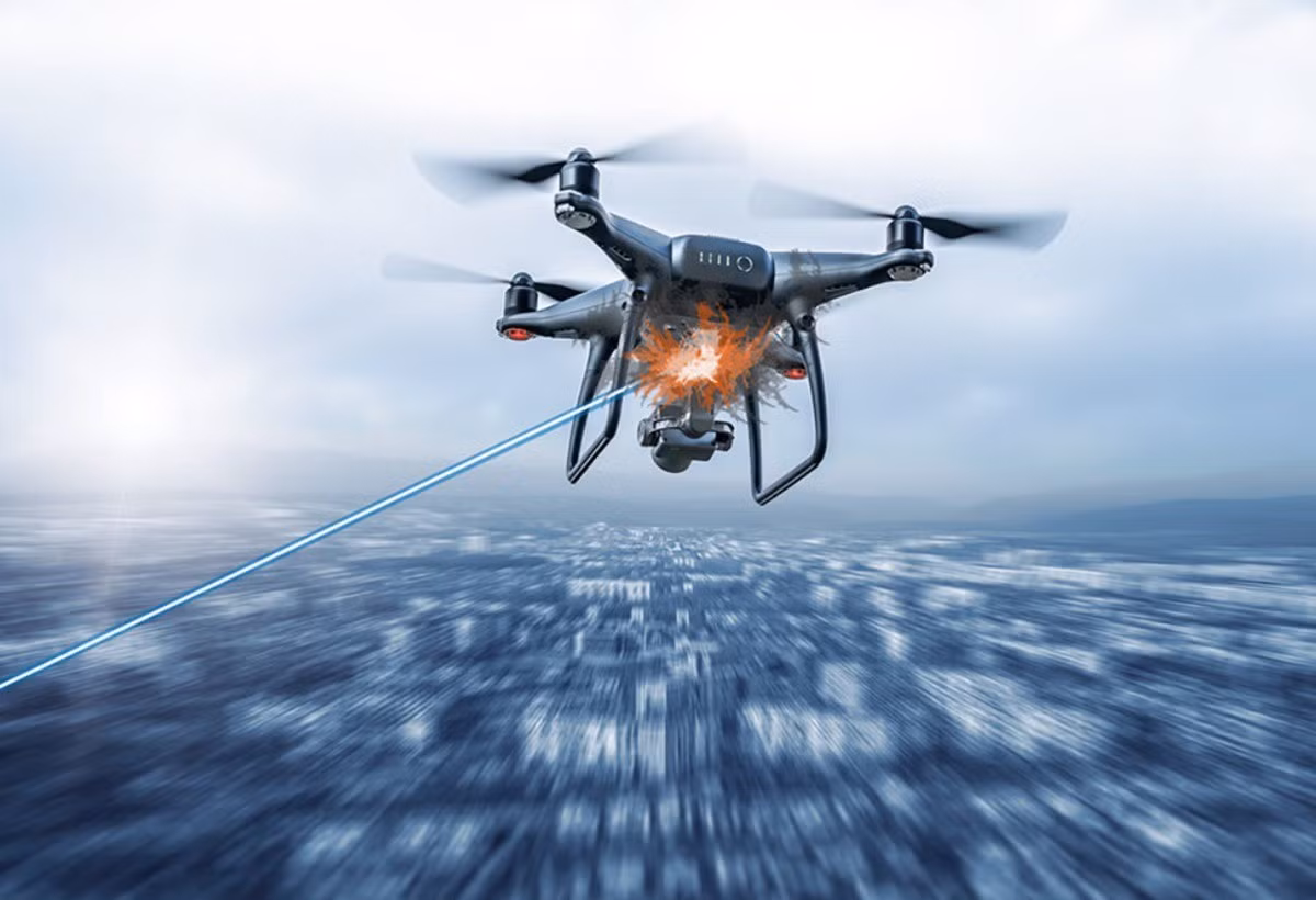 Dù HELMA-LP không được thiết kế để chống lại các thiết bị bay không người lái, nhưng sau các thử nghiệm cho thấy, ngay cả một chùm tia laser công suất thấp cũng có thể làm hỏng cảm biến quang học của UAV. Điều này chứng minh tầm quan trọng của nó không chỉ trong các hoạt động chống UAV mà còn trong việc vô hiệu hóa từ xa các thiết bị nổ tự chế.