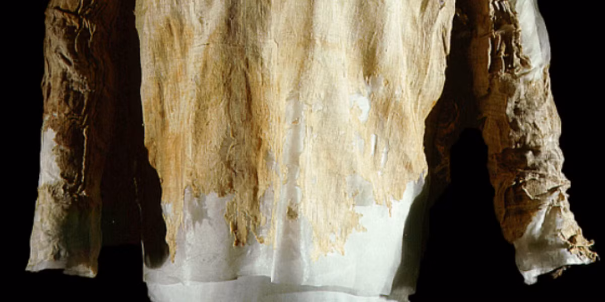 Vì phần dưới của chiếc áo bị mất nên không rõ đó là áo kiểu dạng sơ mi, áo dài hay váy trong văn hóa trang phục Tarkhan. Ảnh: @Sir Flinders Petrie.