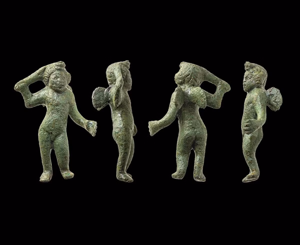 Ed McSloy, Quản lý Cơ Quan Khảo cổ Cotswold Archaeology đã nghiên cứu bức tượng nhỏ này, mô tả nó cao khoảng 6cm và được đúc bằng hợp kim đồng. Ảnh: @National Highways/Oxford Cotswold Archaeology.