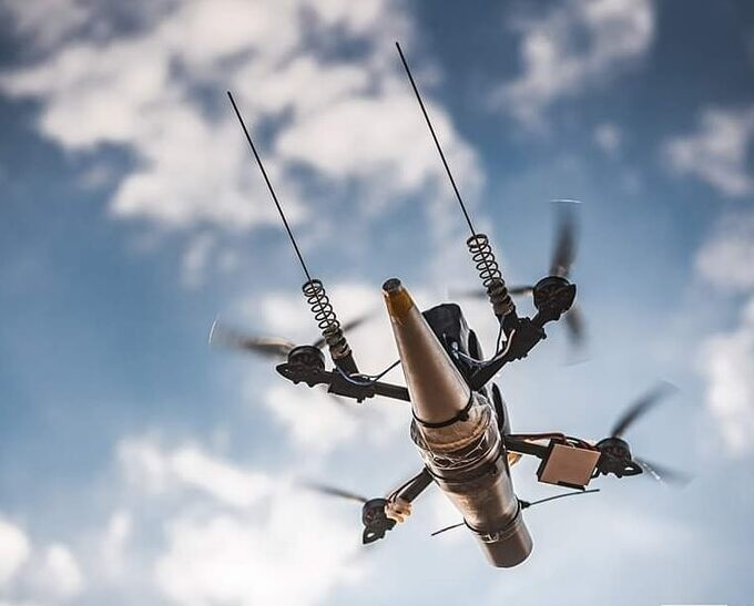 Ông Marochko nói thêm, việc tấn công vào hậu phương có thể gây tác động tức thời, song sẽ khó duy trì nếu Ukraine không có bước đột phá trên chiến tuyến chính. “Không thể chiến thắng chỉ bằng cách tung UAV đánh vào kho xăng dầu hay kho chứa đạn. Muốn thay đổi tình thế, họ cần giành lại thế chủ động trên mặt đất”, Marochko nhấn mạnh.