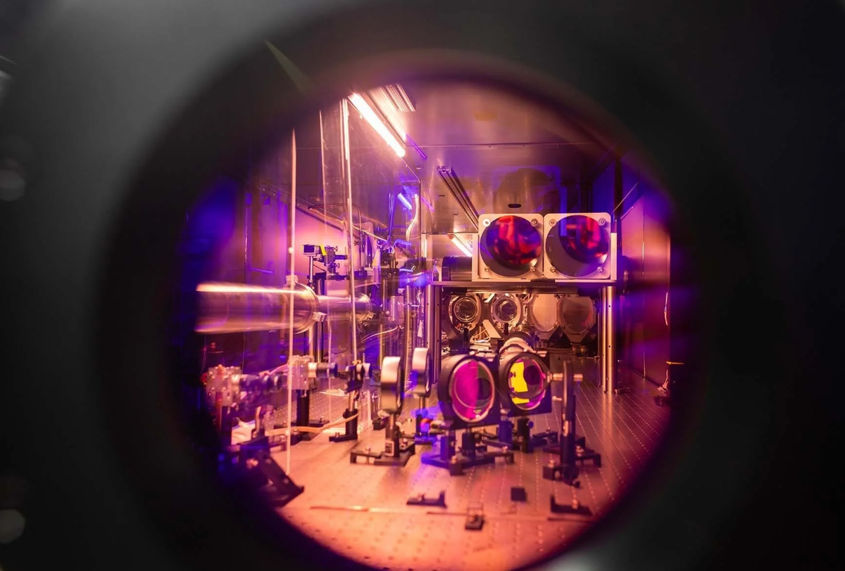 Hệ thống laser xung cực ngắn tương đương Zettawatt (ZEUS) được đặt trong một cơ sở có kích thước bằng một phòng tập thể dục của trường Đại học Michigan, ngay tại Trung tâm Khoa học Quang học Siêu nhanh Gérard Mourou cũng của trường đại học này. Các bức tường của cơ sở này được lót bằng các lớp chắn bê tông dày tới 60 cm để ngăn chặn bức xạ. Ảnh: @Đại học Michigan.