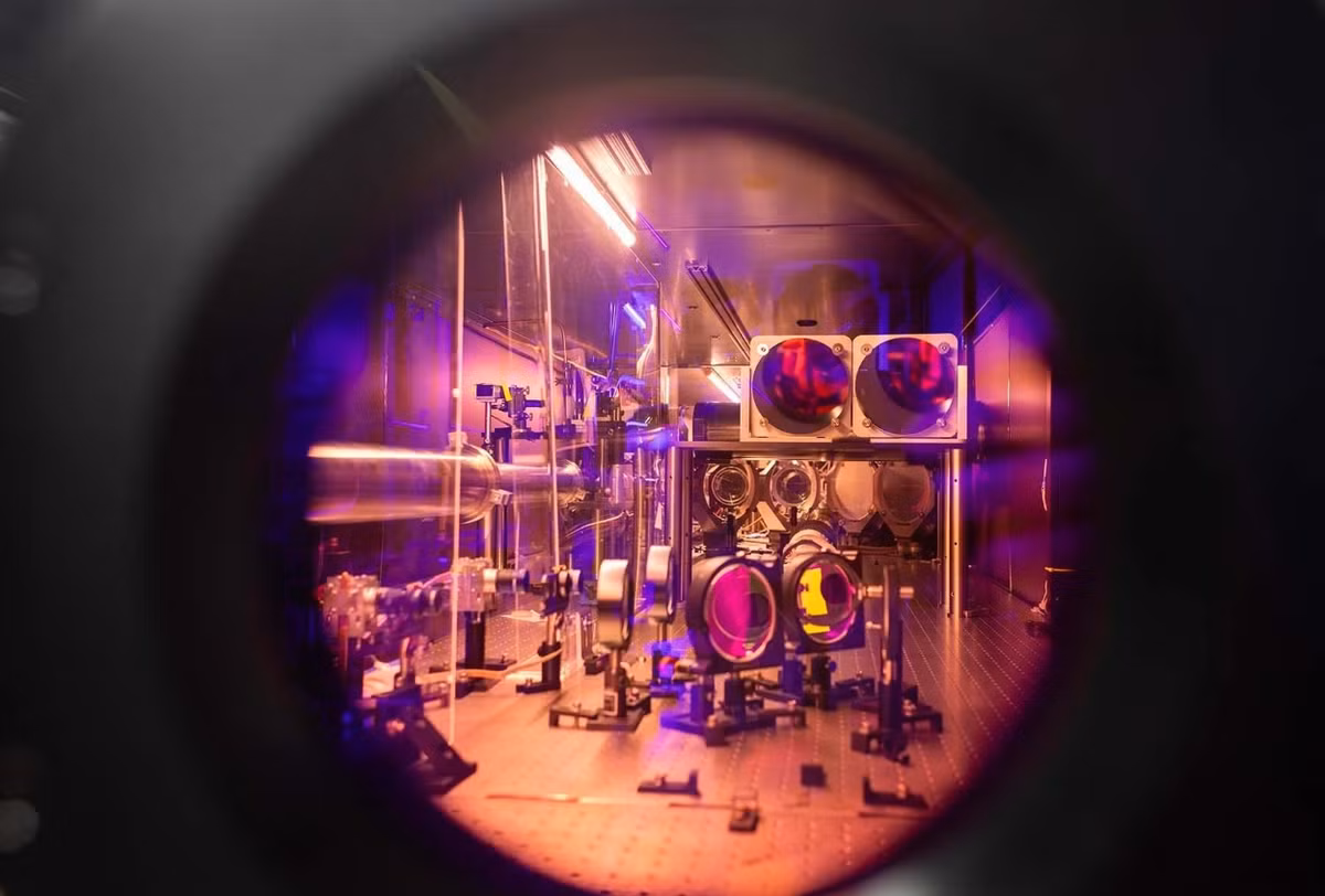 Hệ thống laser xung cực ngắn tương đương Zettawatt (ZEUS) được đặt trong một cơ sở có kích thước bằng một phòng tập thể dục của trường Đại học Michigan, ngay tại Trung tâm Khoa học Quang học Siêu nhanh Gérard Mourou cũng của trường đại học này. Các bức tường của cơ sở này được lót bằng các lớp chắn bê tông dày tới 60 cm để ngăn chặn bức xạ. Ảnh: @Đại học Michigan.