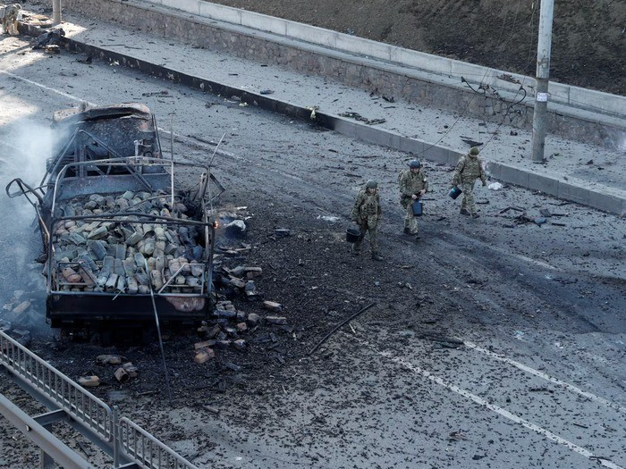 Dù cây cầu bị thiệt hại, nhiều nguồn tin nhận định đây có thể không phải mục tiêu chính. Theo một giả thuyết được lan truyền trong cộng đồng quân sự Ukraine, mục tiêu thực sự của UAV Nga có thể là một đồn cảnh sát địa phương cùng nhóm binh sĩ Ukraine thường xuyên đóng quân gần đó.