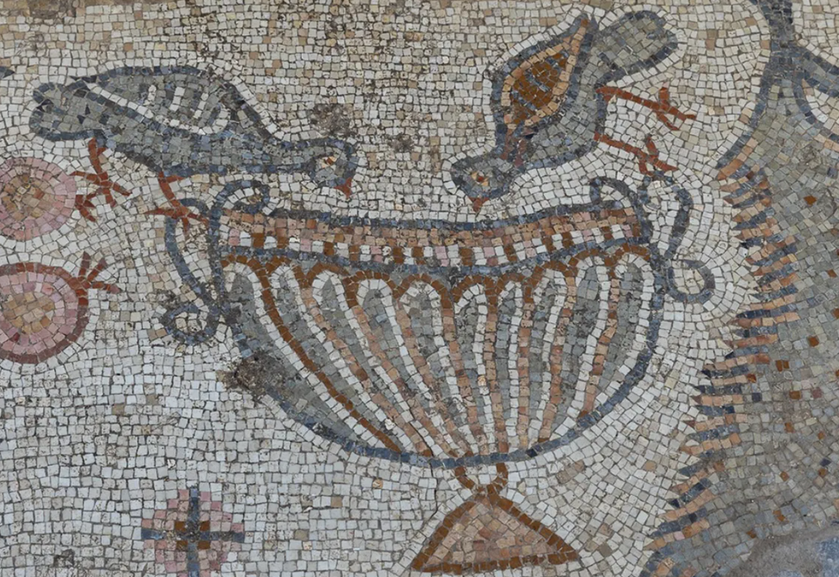 Tuy nhiên, cho đến nay vẫn chưa có bằng chứng vật chất nào chi tiết hơn được tìm thấy. Bức tranh khảm có cụm từ “Bình an cho các bậc trưởng lão” là hiện vật đầu tiên trực tiếp đề cập đến nhóm tuổi này. Ảnh: @ AVRAMGR.