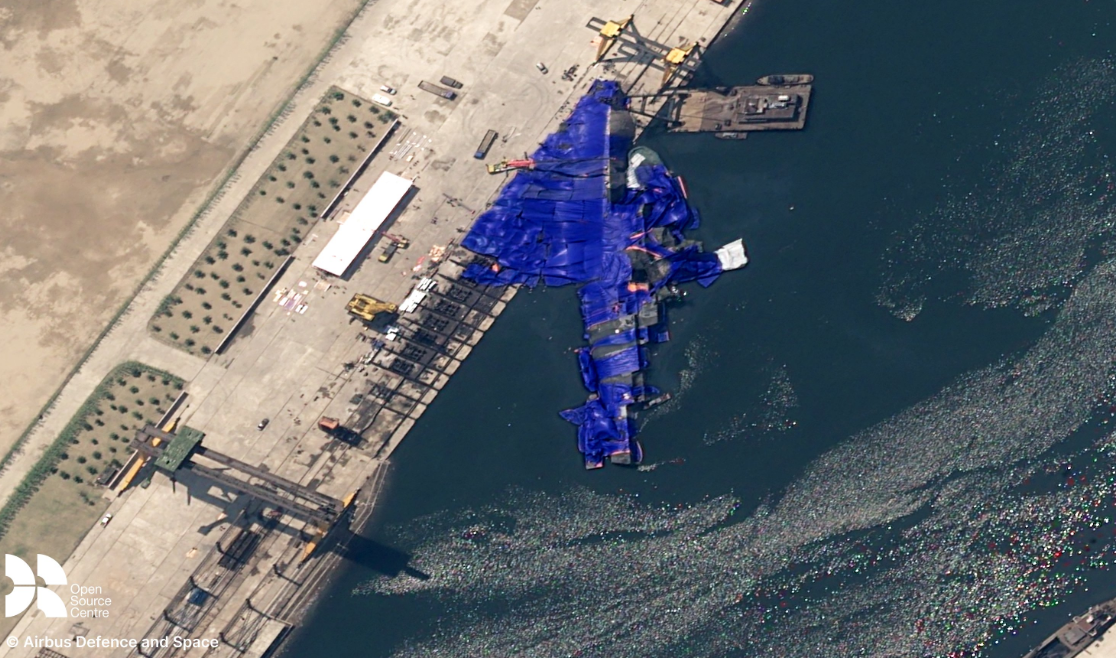 Chiếc khinh hạm lớp Choi-Hyun của Triều Tiên bị lật trong buổi lễ hạ thủy có sự tham dự của Chủ tịch Triều Tiên Kim Jong-un vào ngày 21/5. Ảnh: @osc_london.