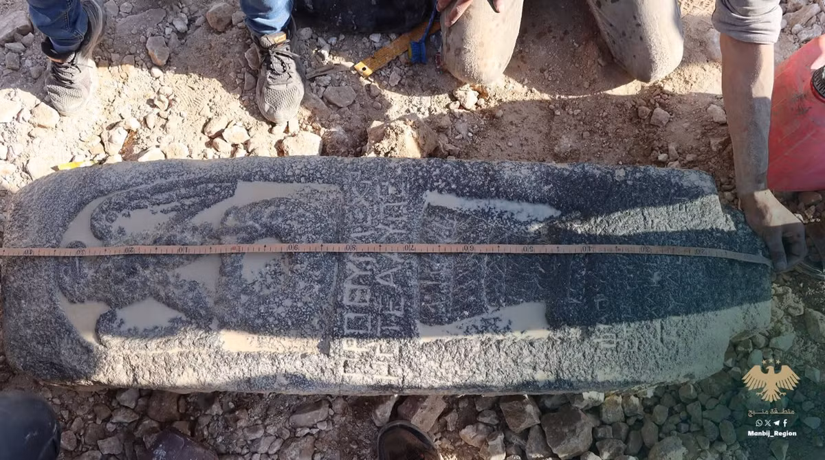 Đó là một tấm bia đá bazan đen thời La Mã cổ đại nổi bật, ước tính có niên đại khoảng 2.000 năm tuổi. Ảnh: @Cục Bảo tàng và Cổ vật Syria.