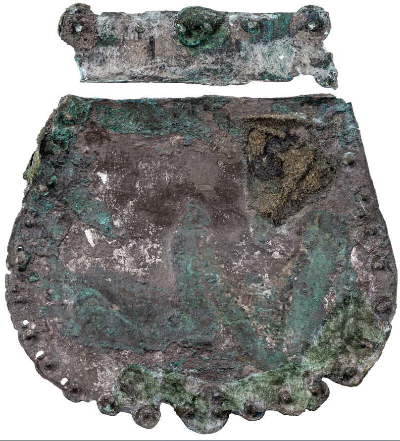 Ngôi mộ thứ hai chứa hài cốt của một chiến binh thậm chí còn trẻ hơn, chỉ khoảng 15 hoặc 16 tuổi khi qua đời. Trong mộ có một bao đựng tên với bảy mũi tên và một cây cung được trang trí bằng những tấm sừng hươu. Ảnh: @Bảo tàng Quốc gia Hungary.