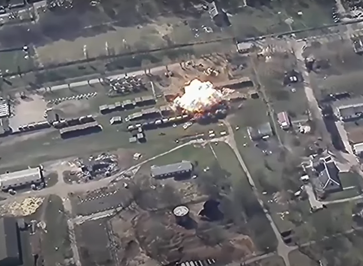 Từ góc độ kỹ thuật quân sự, cuộc giao tranh này chứng minh sự trưởng thành của hệ thống trinh sát-tấn công phức hợp của Nga, trong đó các nền tảng như SKAT 350M đóng vai trò then chốt trong việc khép kín vòng lặp "từ cảm biến đến súng bắn" chỉ trong vài phút. Ảnh: @Bộ Quốc phòng Nga.