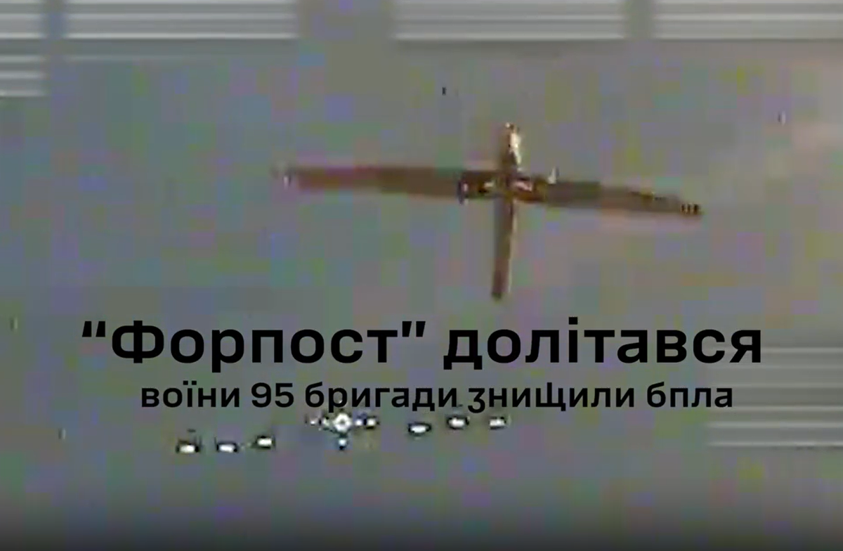 Các đội phản ứng nhanh của Lữ đoàn Tấn công Đường Hàng không Độc lập số 95 của Ukraine đã phát hiện và tấn công hệ thống máy bay không người lái trinh sát Forpost khi nó cố gắng trốn thoát. Ảnh: @95 окрема десантно-штурмова Поліська бригада ДШВ ЗСУ.