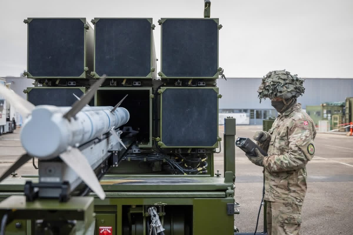 NASAMS, do Kongsberg Defence &amp; Aerospace phát triển cùng Raytheon, là một hệ thống phòng không tầm trung dạng mô-đun. Thiết kế mạng hóa cho phép radar, sở chỉ huy và bệ phóng bố trí phân tán, giúp tăng khả năng sống sót và duy trì hiệu quả ngay cả khi bị tấn công liên tục.