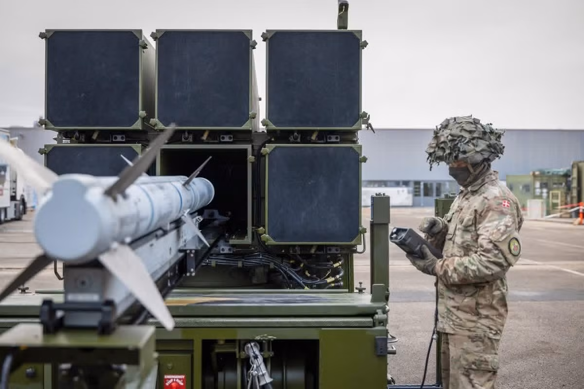 NASAMS, do Kongsberg Defence &amp; Aerospace phát triển cùng Raytheon, là một hệ thống phòng không tầm trung dạng mô-đun. Thiết kế mạng hóa cho phép radar, sở chỉ huy và bệ phóng bố trí phân tán, giúp tăng khả năng sống sót và duy trì hiệu quả ngay cả khi bị tấn công liên tục.