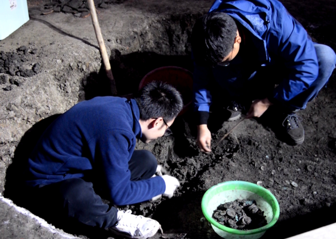 Đó là một kho báu tiền xu khổng lồ, có niên đại từ năm 960-1126 Sau Công Nguyên. Số lượng đồng tiền xu được tìm thấy lên tới con số đáng kinh ngạc: 200.000. Tức là tương đương với 4 tấn tiền xu. Ảnh: @Viện Khảo cổ học Tô Châu.