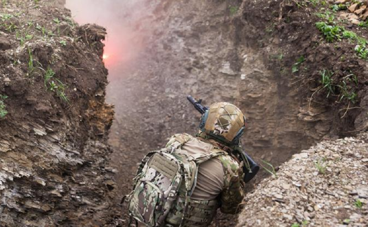 Tuy nhiên, quân Nga đang tận dụng triệt để những điểm yếu này, liên tục tổ chức các mũi tiến công vào các khu vực dễ tổn thương. Trước nguy cơ bị bao vây, quân Ukraine nhiều lần buộc phải rút lui để bảo toàn lực lượng. Dù vậy, trong trường hợp phòng tuyến bị vỡ, các đơn vị rút lui thường trở thành đối tượng bị chỉ trích và chịu kỷ luật, phản ánh rõ những áp lực và mâu thuẫn ngày càng gia tăng trong nội bộ Ukraine. Ảnh: TASS