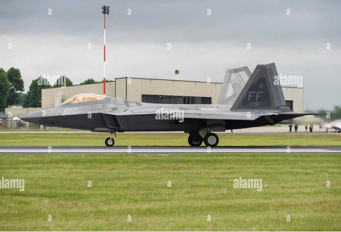 Dù nổi tiếng, F-22 đang dần được thay thế trong chiến lược dài hạn của Không quân Mỹ do chi phí vận hành cao và tỷ lệ sẵn sàng thấp.