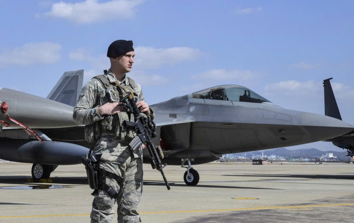 Trong quá khứ, F-22 từng được triển khai tới căn cứ Osan ở Hàn Quốc khi căng thẳng khu vực leo thang.