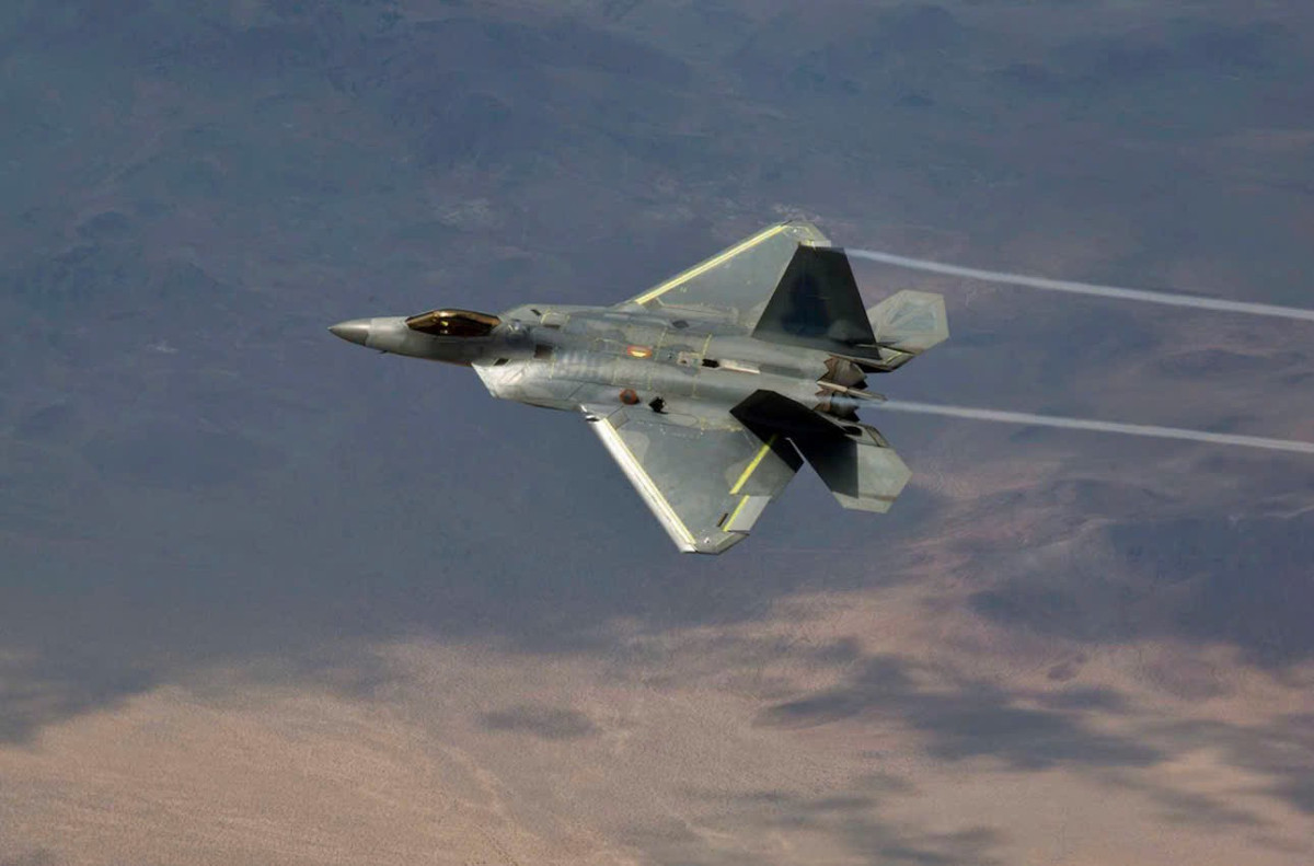 F-22 là tiêm kích thế hệ thứ năm chuyên chiếm ưu thế trên không, nổi bật với khả năng tàng hình và siêu cơ động.