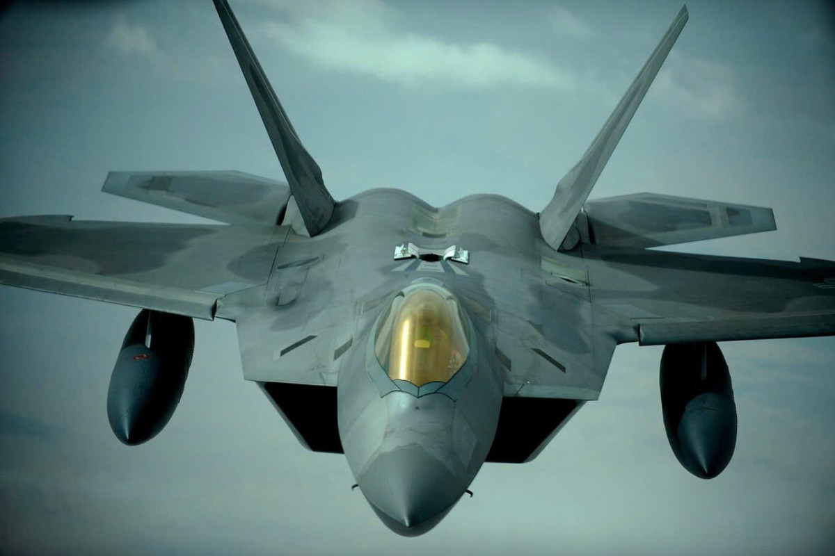 Tiêm kích tàng hình F-22 Raptor trong chuyến bay, góc nhìn chính diện làm nổi bật thiết kế khí động học tiên tiến.