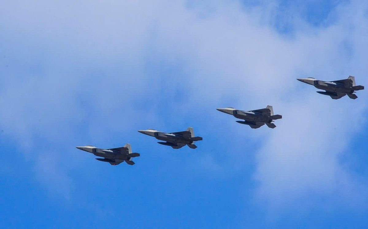 Các chiến đấu cơ F-22 Raptor bay theo đội hình chuẩn, thể hiện khả năng tác chiến và phối hợp trên không.