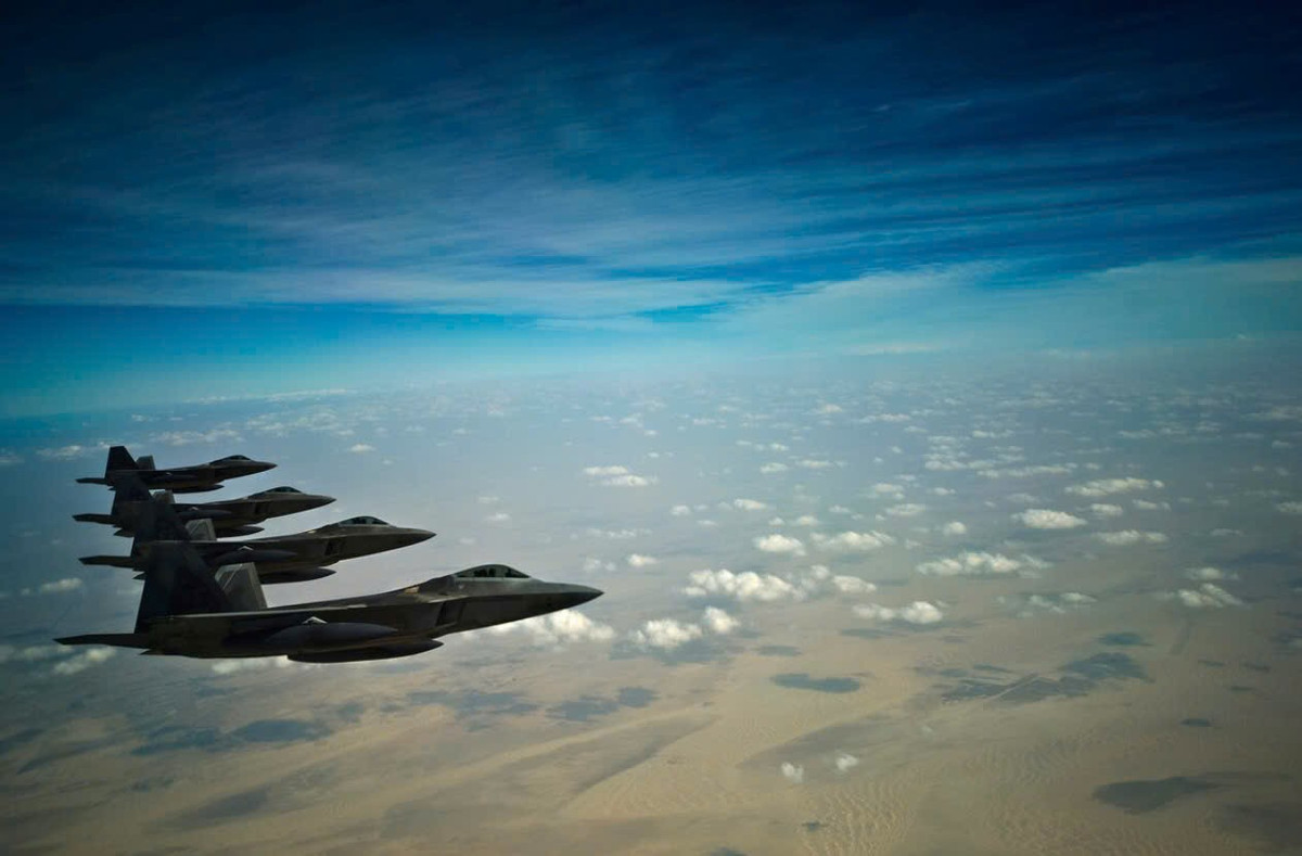 Việc triển khai được xem là một phần trong đợt tăng cường quân sự của Mỹ tại Trung Đông nhằm răn đe Iran.