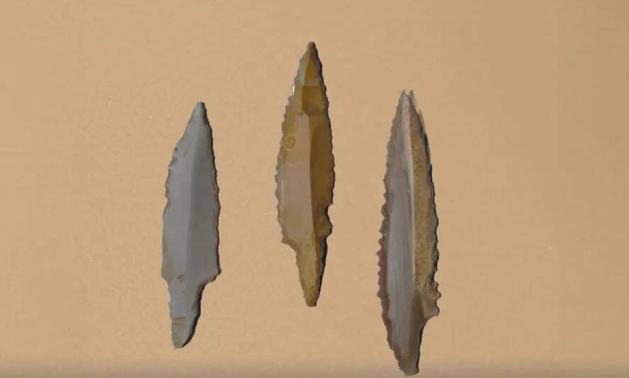 Họ cũng tìm thấy các công cụ bằng đá tại địa điểm này, bao gồm mũi tên, dao và đá mài, cũng như các vật dụng trang trí khác được làm từ amazonit, thạch anh và vỏ sò, cho thấy cư dân của khu định cư này đã sản xuất cả đồ thủ công lẫn công cụ. Ảnh: @Bộ Văn hóa Ả Rập Xê Út.