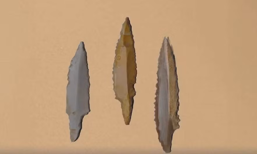 Họ cũng tìm thấy các công cụ bằng đá tại địa điểm này, bao gồm mũi tên, dao và đá mài, cũng như các vật dụng trang trí khác được làm từ amazonit, thạch anh và vỏ sò, cho thấy cư dân của khu định cư này đã sản xuất cả đồ thủ công lẫn công cụ. Ảnh: @Bộ Văn hóa Ả Rập Xê Út.