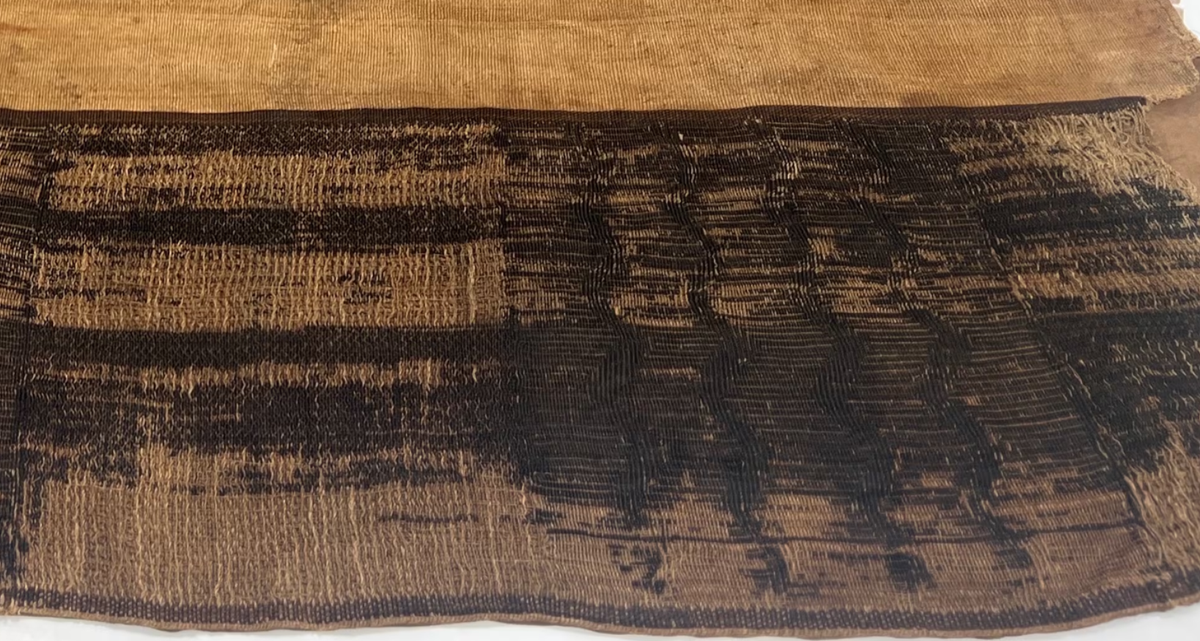 Về cơ bản, nó được dệt với những hàng sợi ngang dọc bện chặt chẽ lại với nhau trông rất cứng. Ảnh: @Đại học Durham.