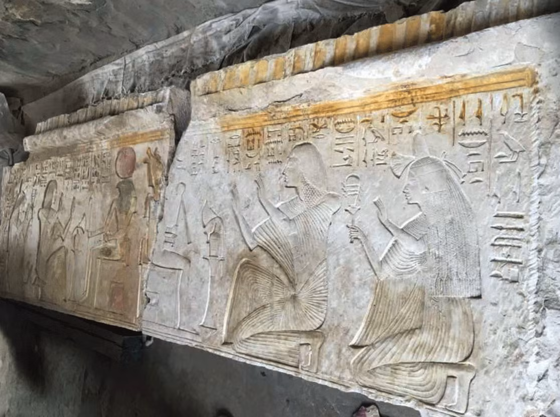 Trong lăng mộ của vị tướng Iwrkhy này, các chuyên gia tìm thấy nhiều bức tường khắc họa nhiều cảnh tượng độc đáo. Ảnh: @Hội Đồng Cổ Vật Tối Cao Ai Cập.