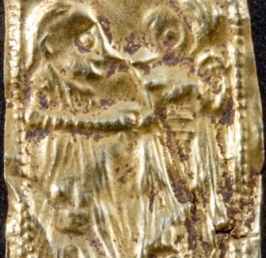 Trên những miếng lá vàng này có khắc họa các nhân vật hình người cùng biểu tượng linh thiêng kỳ dị, bí ẩn. Ảnh: @Ingar Mørkestøl Gundersen.