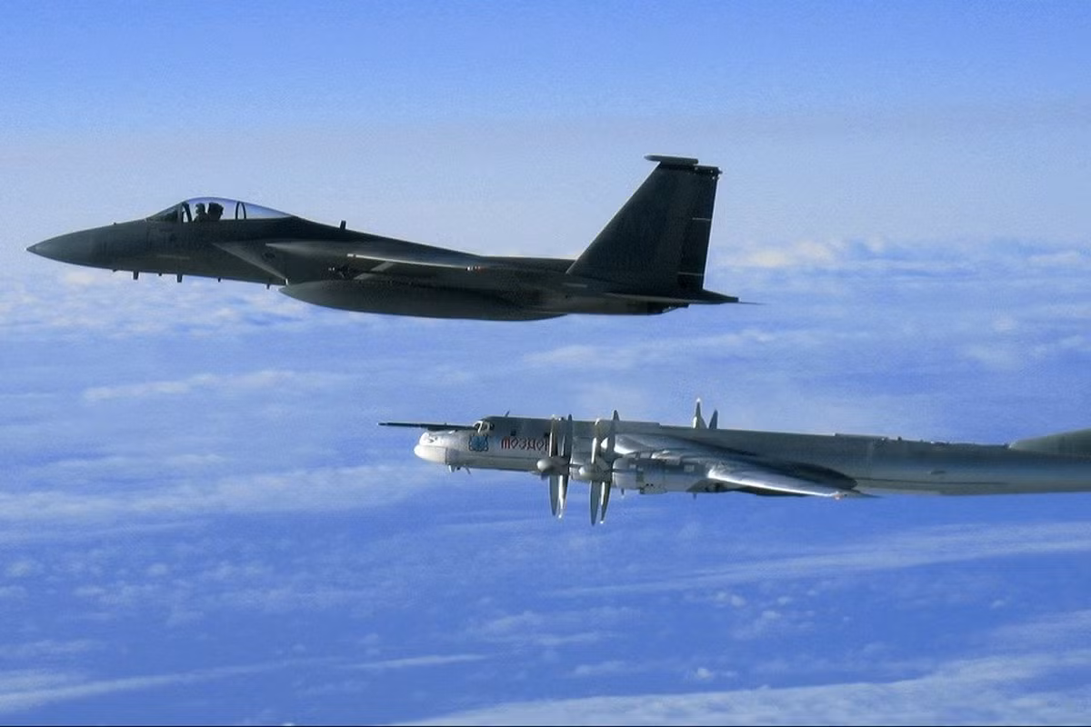 Việc kết hợp Tu-95MS cùng Su-35 không chỉ đơn thuần là huấn luyện. Nó mô phỏng gói tấn công chiến lược có hộ tống, vừa kiểm tra phản ứng của NORAD, vừa gửi đi thông điệp răn đe. Với Washington, điều đó đồng nghĩa nguy cơ đối đầu bất ngờ luôn hiện hữu, đòi hỏi cảnh giác cao độ.