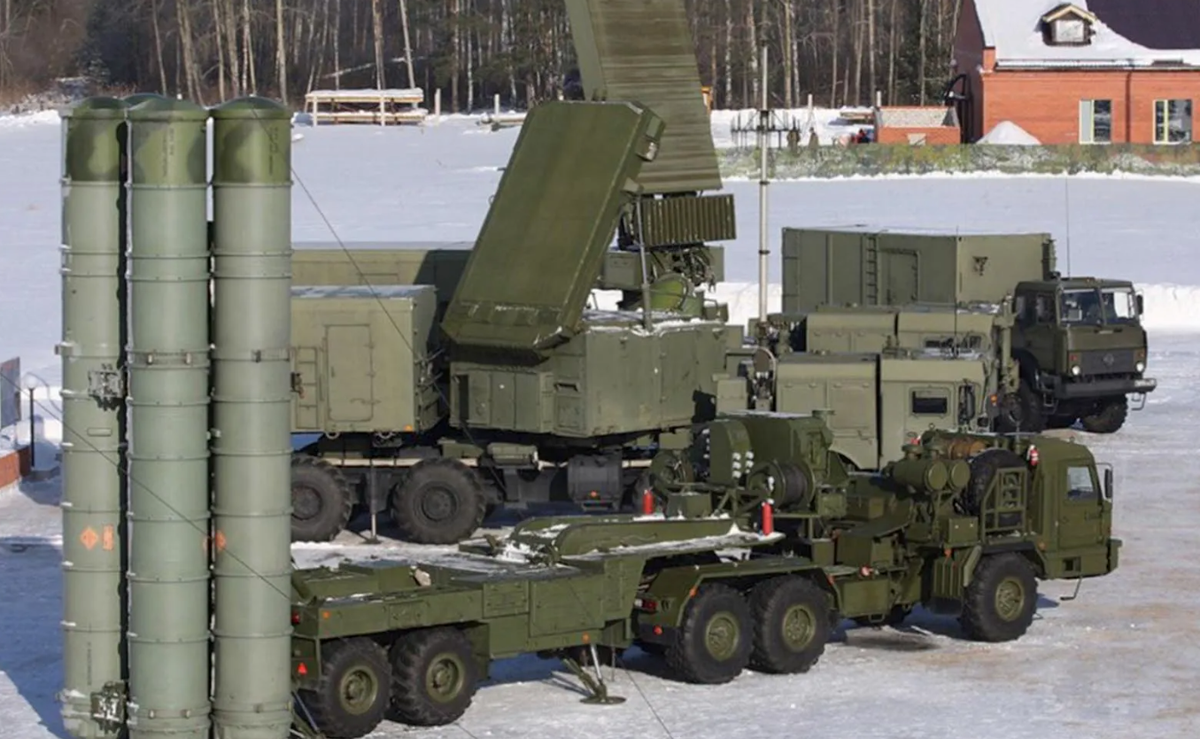 Các hệ thống như S-400 đã tập trung mạnh mẽ ở bán đảo Crimea kể từ cuối những năm 2010, khi bán đảo tranh chấp này được cả Moscow và Kiev tuyên bố chủ quyền, trong khi các quốc gia trên khắp thế giới phương Tây ủng hộ tuyên bố của Ukraine. Ảnh: @ PBS.